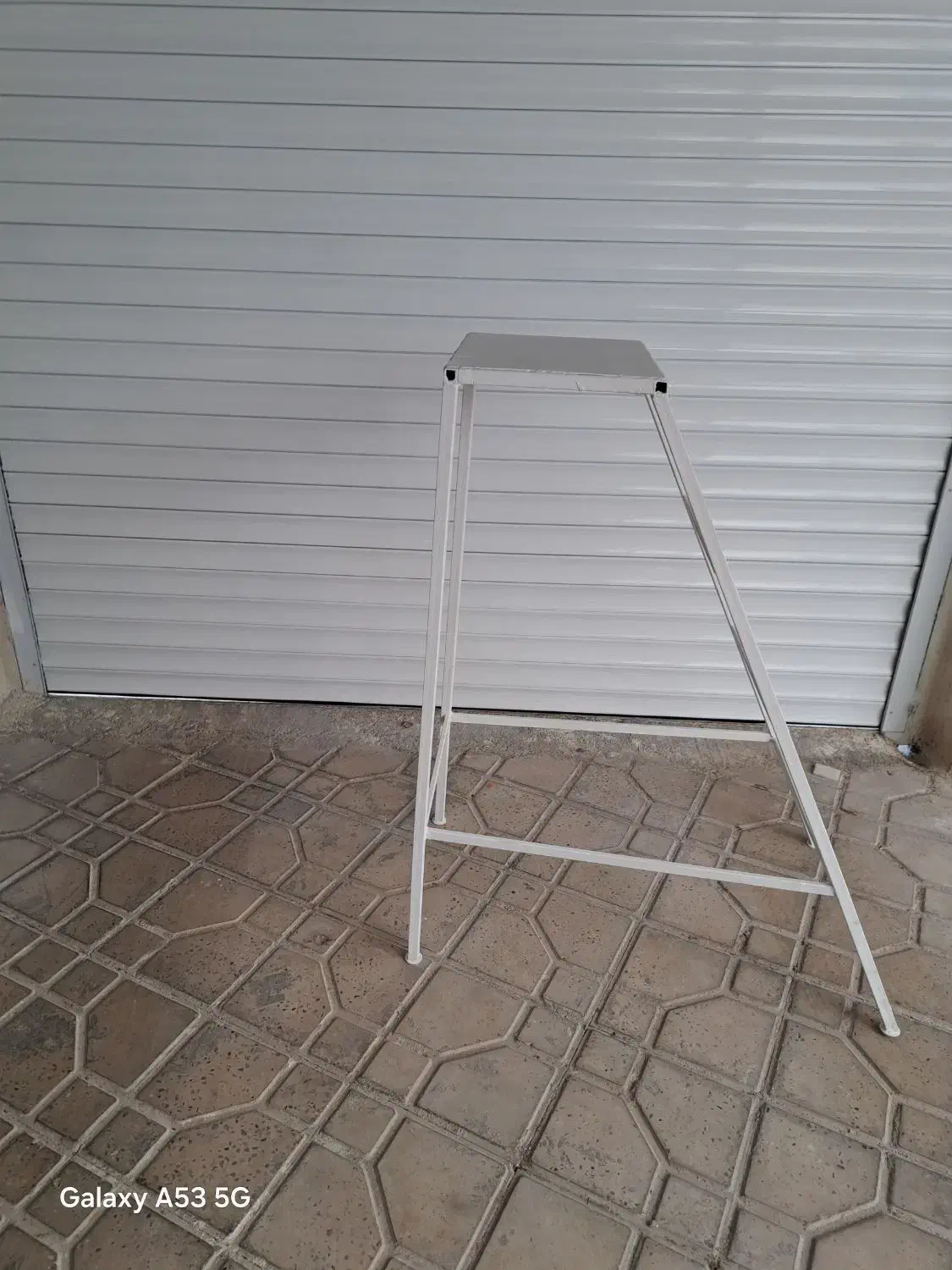 چهار پایه فلزی|صندلی و نیمکت|ایوان, |دیوار