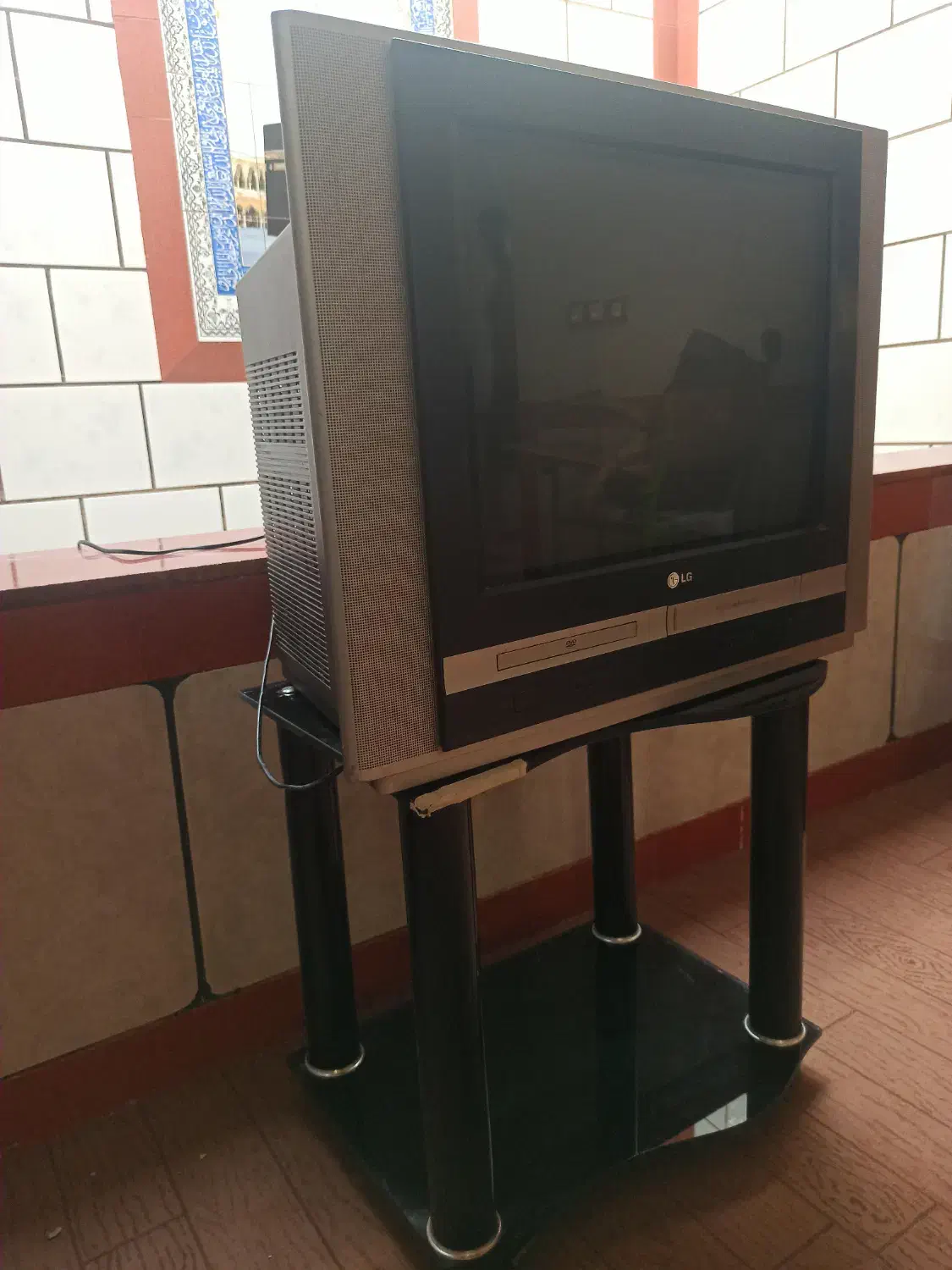 فروش تلویزیون ال جی به همراه زیر تلویزیونی|تلویزیون و پروژکتور|نورآباد ممسنی, |دیوار