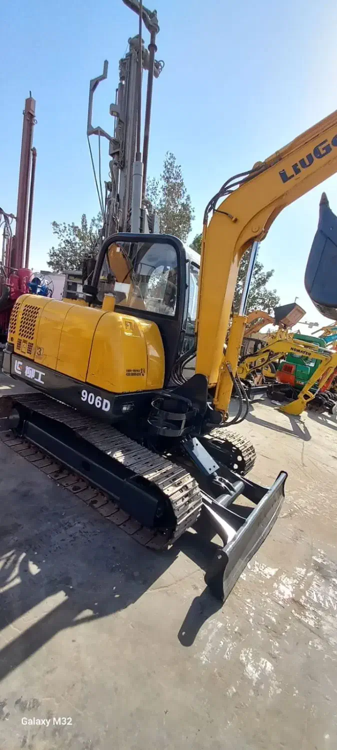 دو عدد مینی بیل سانی و لونگ نگ|ماشین‌آلات صنعتی|شیراز, لب آب|دیوار