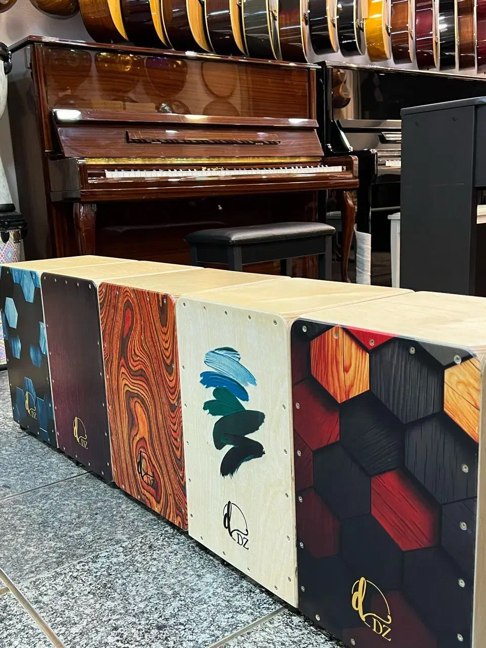 کاخن بابرندهای مطرح گالری موسیقی آرتیاپاساژشهرسبز|درام و پرکاشن|لاهیجان, انقلاب|دیوار