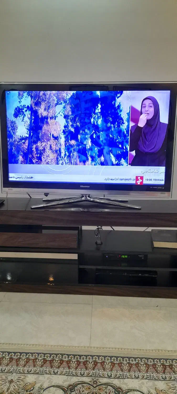 تلویزیون LED 42 همراه با میز تلویزیون|تلویزیون و پروژکتور|کرج, شهرک جهان آرا|دیوار