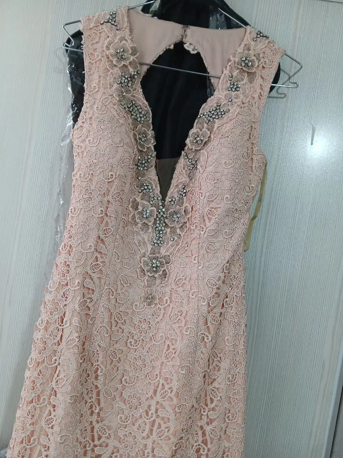 پیراهن مجلسی|لباس|ری, صفاییه (چشمه علی)|دیوار