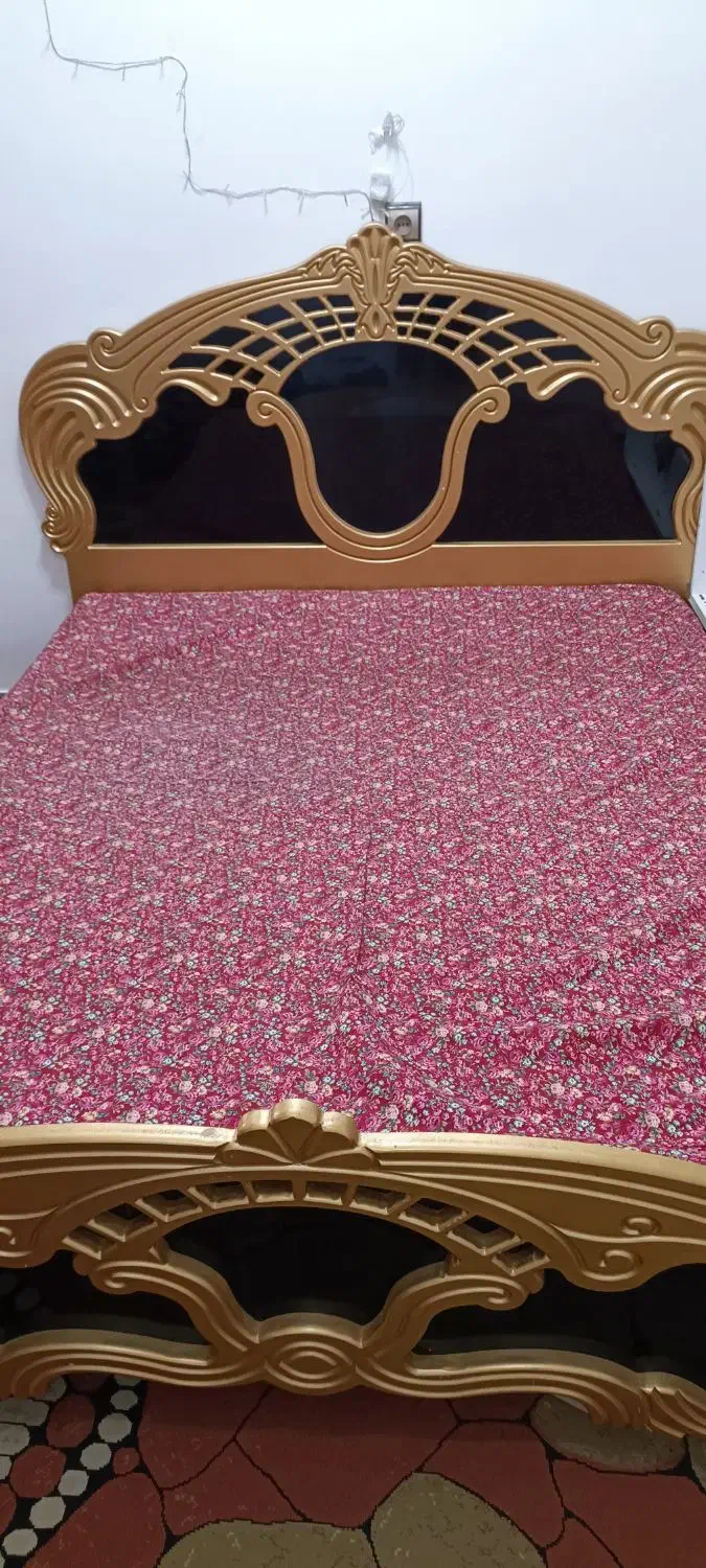 تخت دونفره باوسایل فقط دو بار استفاده شده در حد نو|تخت و سرویس خواب|مبارکه, |دیوار