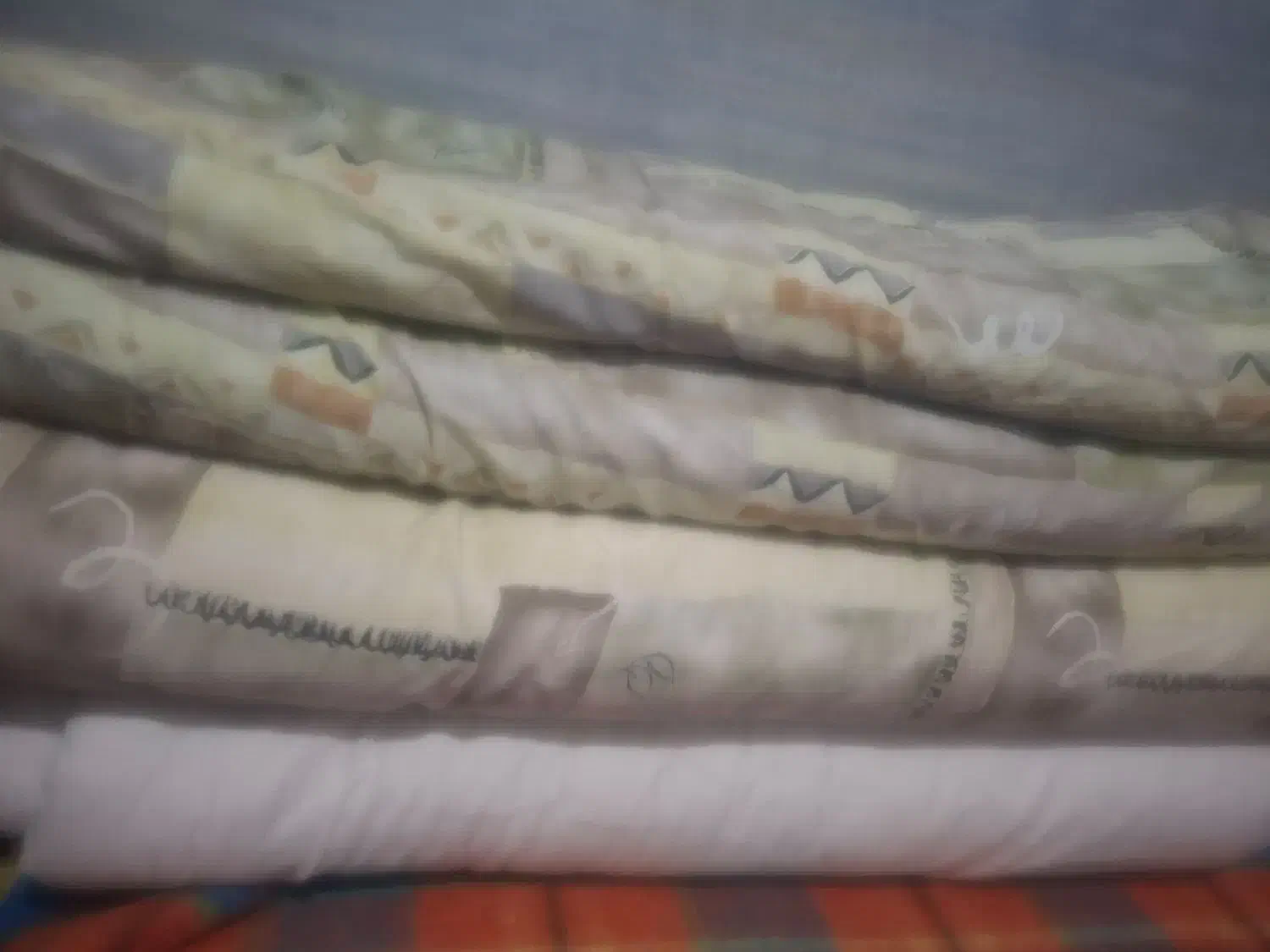 دوعددلحاف کارکرده .دوعدد پتو. تشک دونفره پنبه.|رختخواب، بالش، پتو|گرمسار, |دیوار