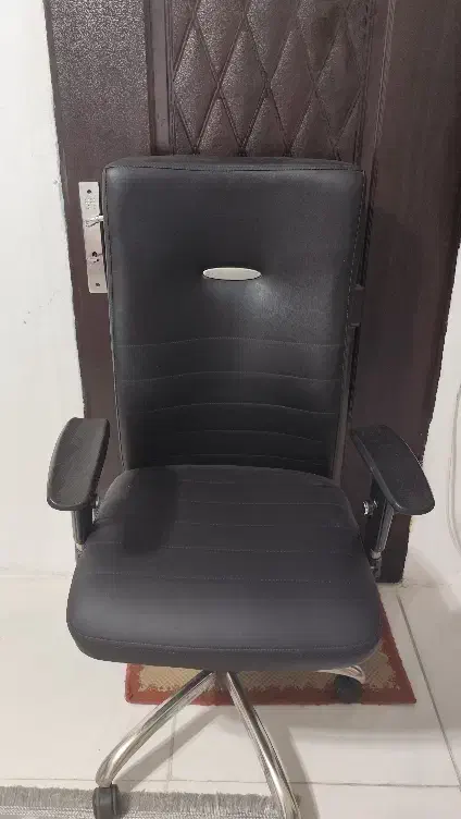 صندلی مدیریت چرمی|صندلی و نیمکت|بندر انزلی, باغ زمانی|دیوار