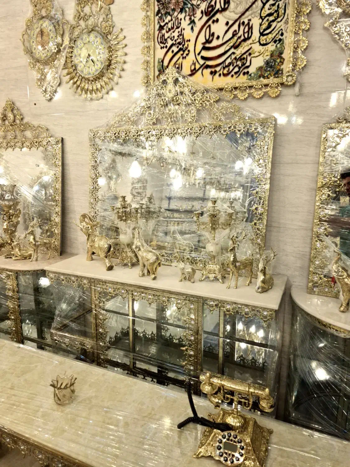 آینه ویترین برنز دوبل گل شناسنامه دار(ایرانیان)|بوفه، ویترین، کنسول|کرمانشاه, |دیوار