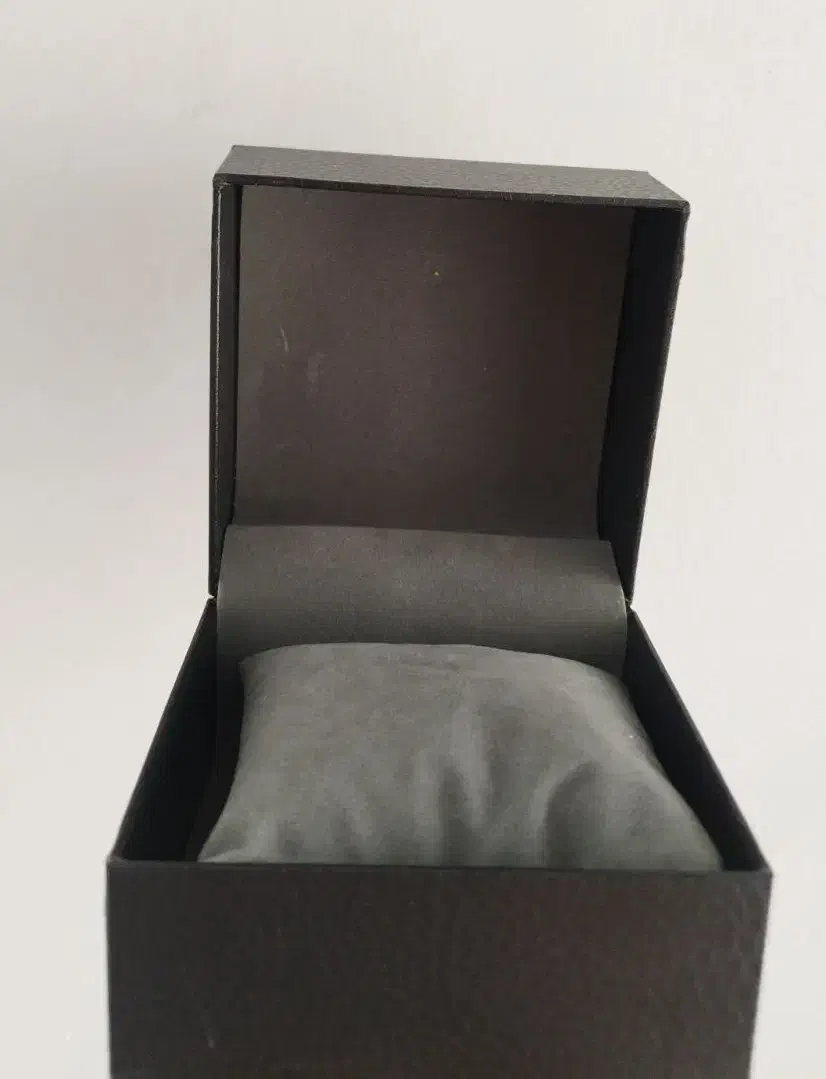 دو عدد جعبه ساعت مچی|ساعت|ازنا, |دیوار