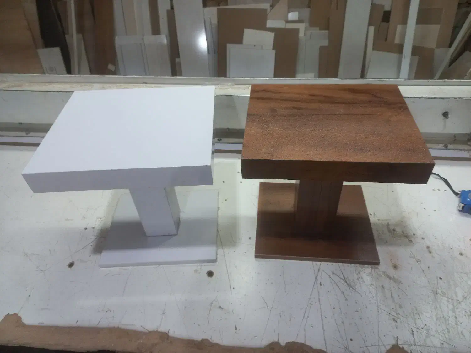 میز تلفن و گل گیاه|میز تلفن|اصفهان, باغ زیار|دیوار