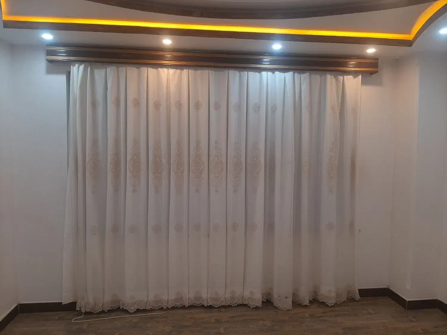 پرده بهمراه کتیبه|پرده، رانر، رومیزی|فومن, |دیوار