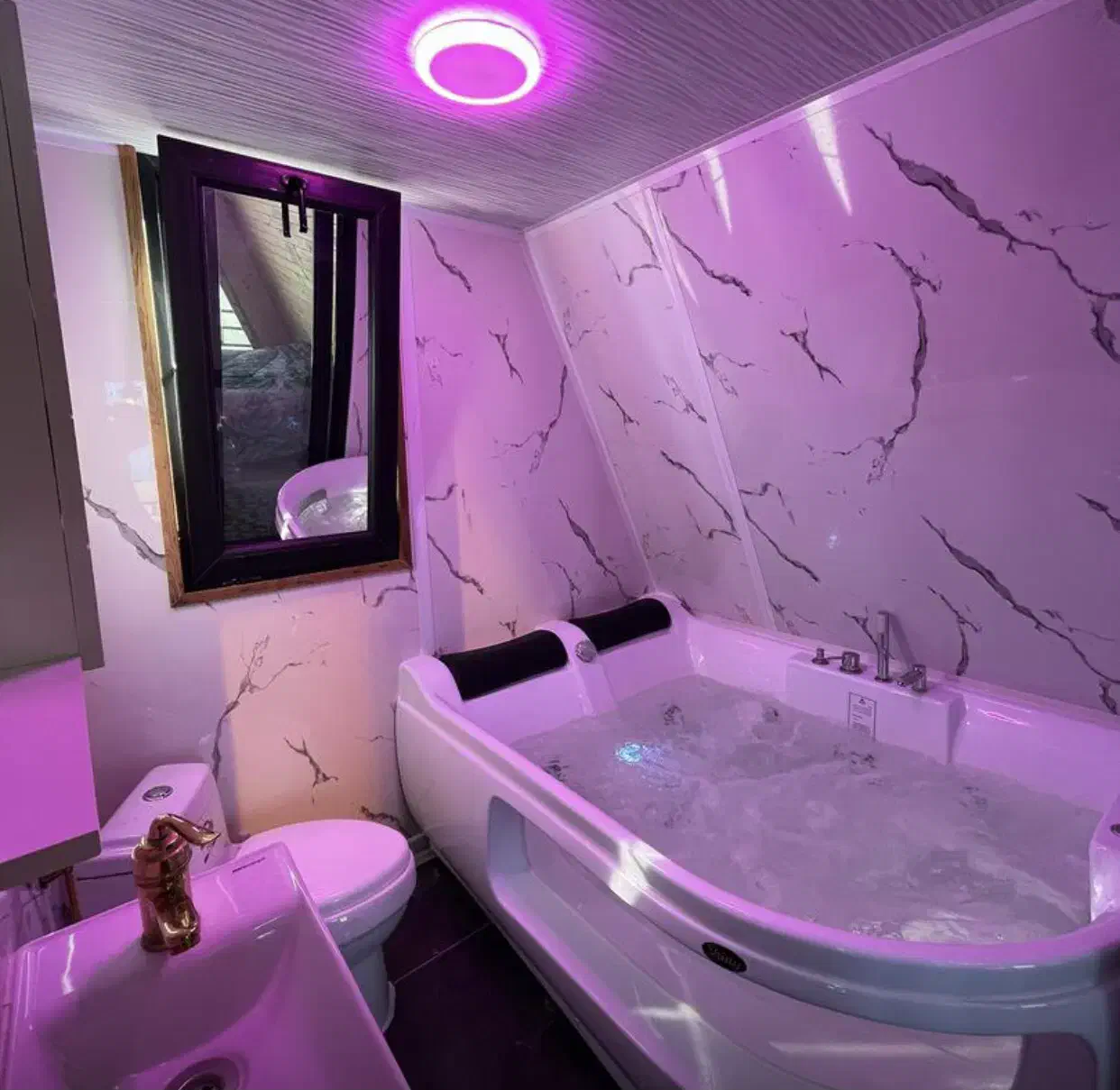 کلبه سوئیسی تک خواب با جکوزی۲نفره تراس دارلب ساحل|اجارهٔ کوتاه‌مدت ویلا و باغ|بندر انزلی, اطبا|دیوار