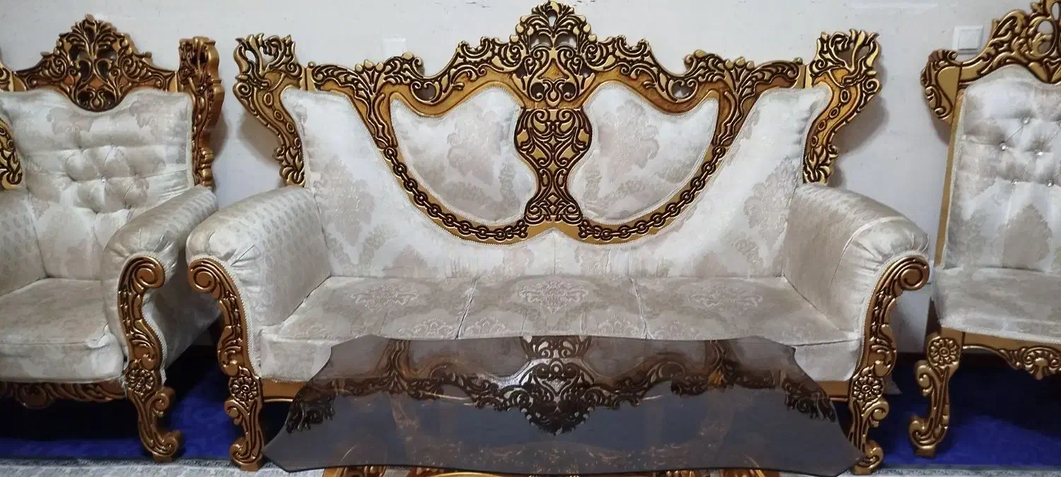 مبل سلطنتی ۹ نفره همراه با میز عسلی|مبلمان خانگی و میز عسلی|نجف‌آباد, مسکن مهر|دیوار