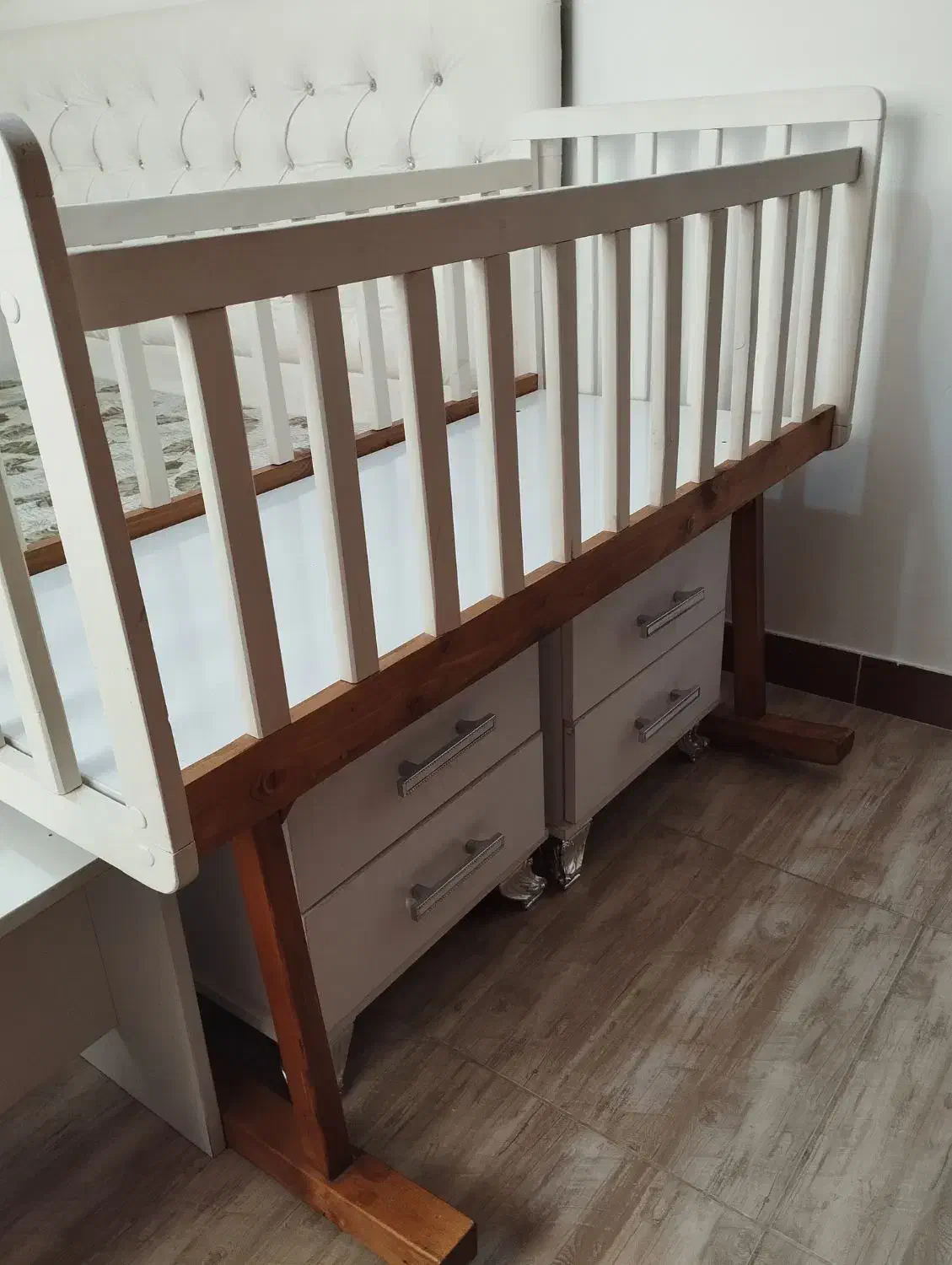 گهواره کودک(تخت کنار مادر)|تخت و صندلی بچه|رشت, پیرکلاچای|دیوار