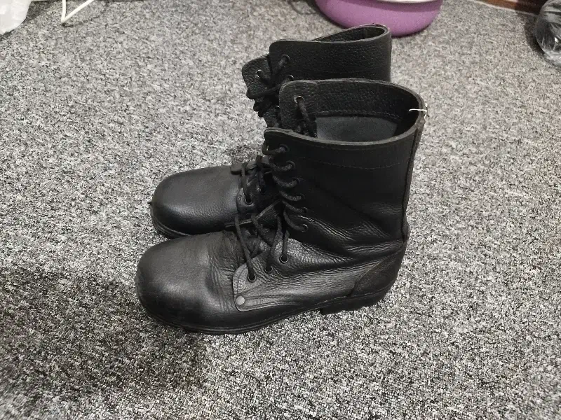 پوتین سربازی|کیف، کفش، کمربند|رباط‌کریم, رباط‌کریم|دیوار