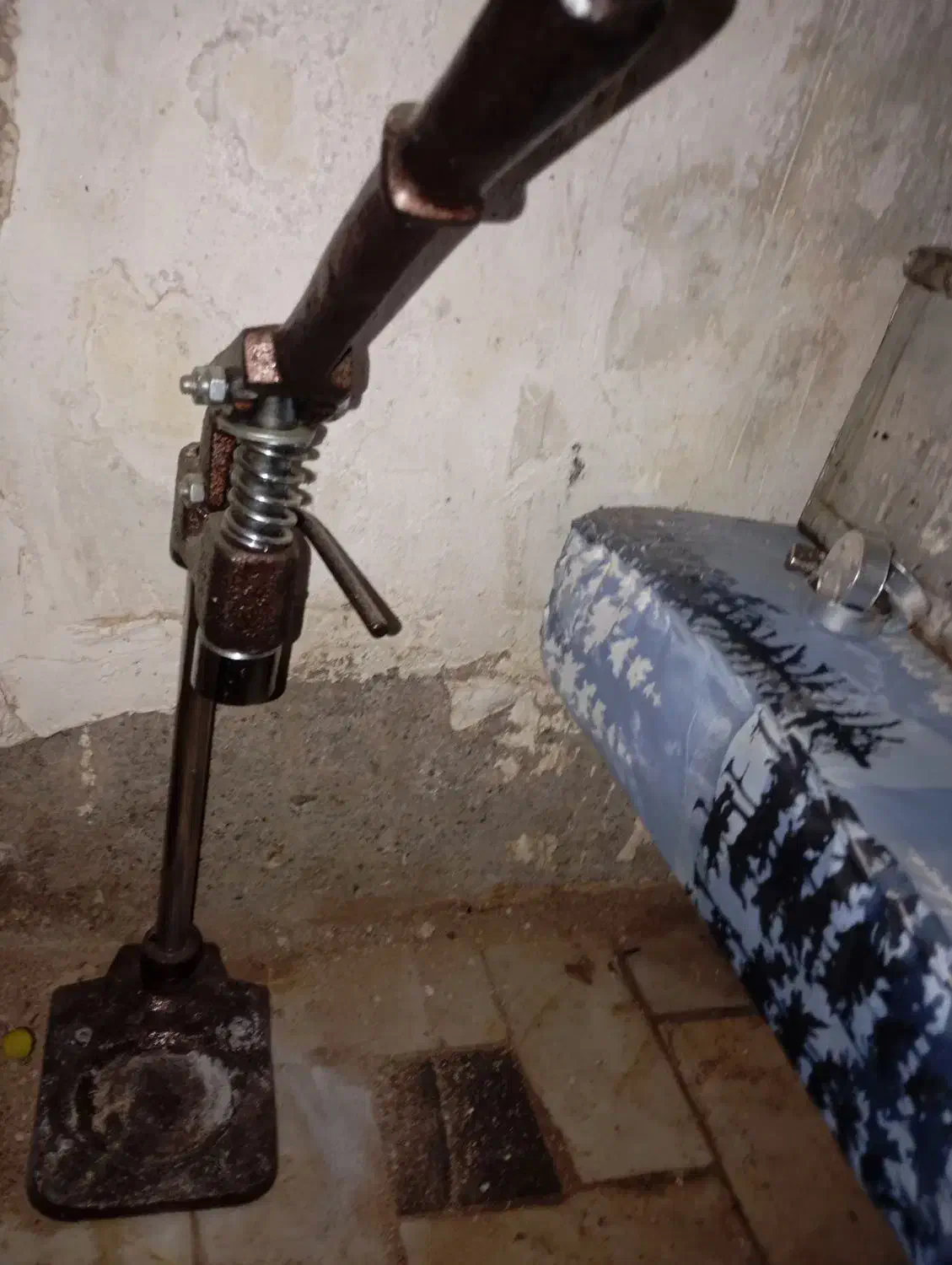 تشتک زن|ظروف پخت‌وپز|قم, علی آباد سعدگان|دیوار