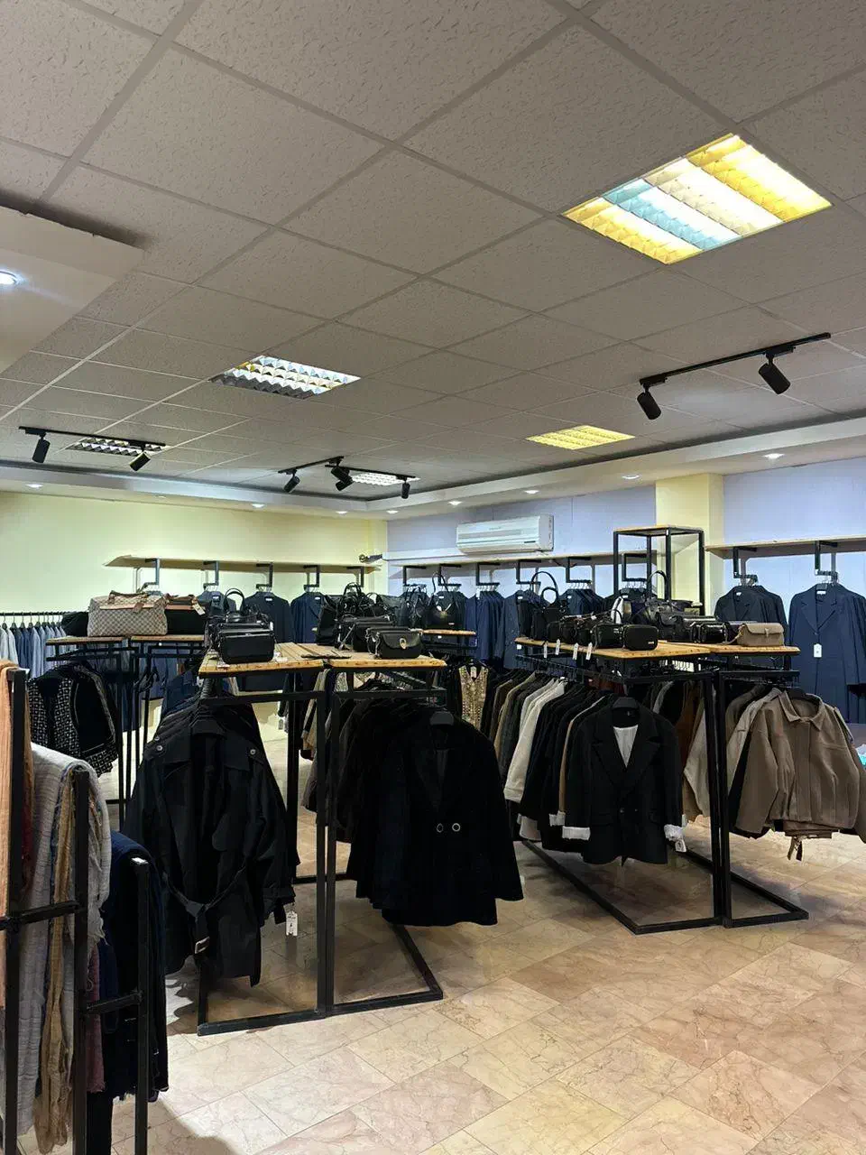 استخدام فروشنده خانم مانتو فروشی|استخدام بازاریابی و فروش|جیرفت, |دیوار