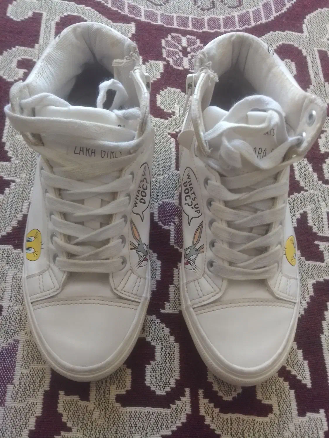 کفش|کیف، کفش، کمربند|بومهن, |دیوار