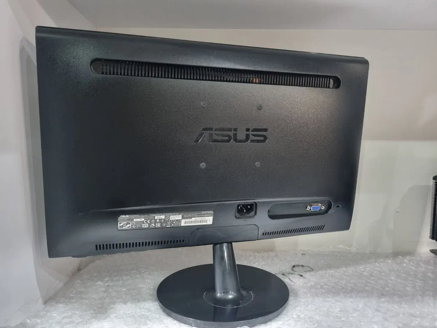 مانیتور ۱۹ اینچ ال ای دی ایسوس در حد آکبند|قطعات و لوازم جانبی رایانه|کرج, حصارک بالا|دیوار
