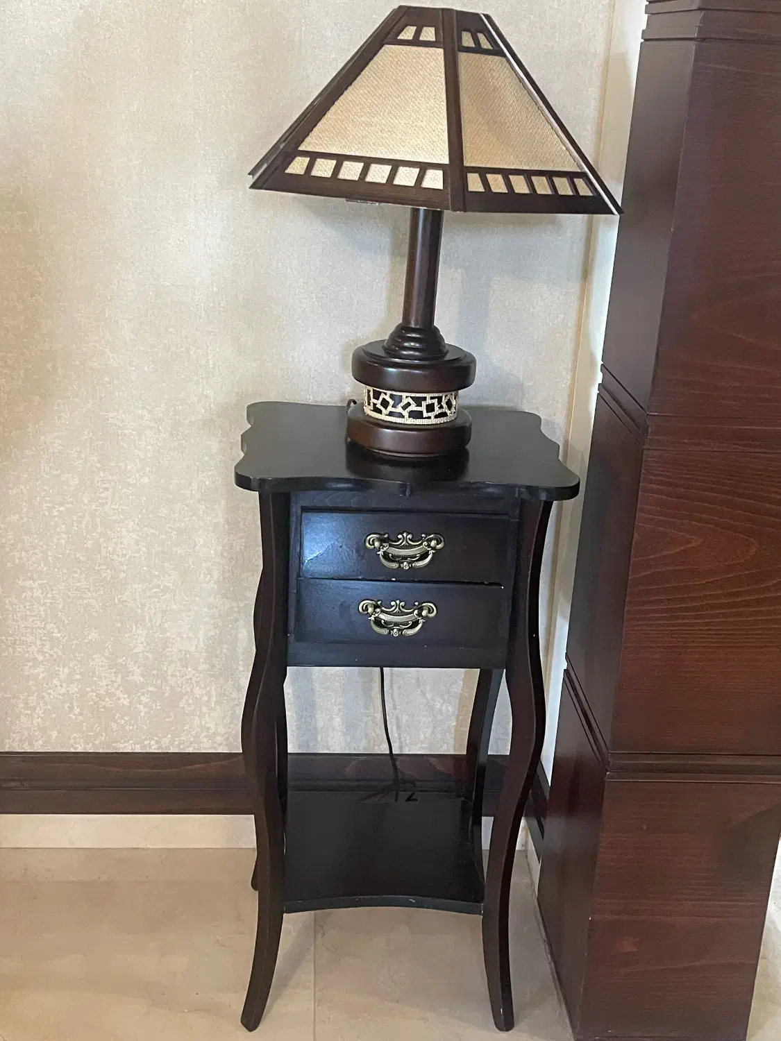 میز و اباژور چوبی در حد بسبار نو و سالم|مبلمان خانگی و میز عسلی|تهران, آجودانیه|دیوار