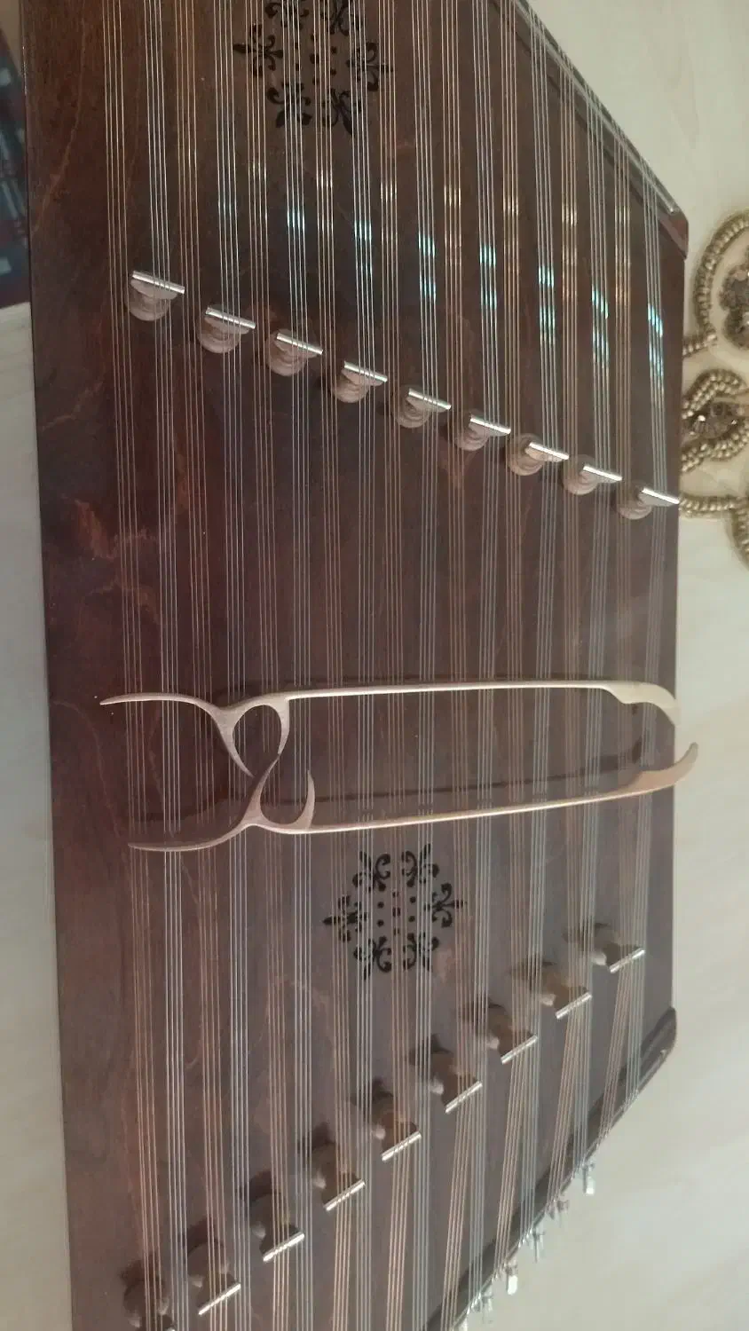 سنتور مهر تبریزی|سازهای سنتی|تبریز, |دیوار