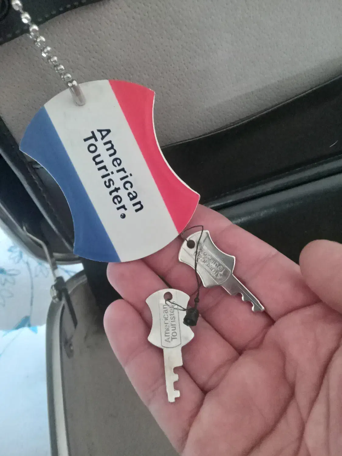 کیف آمریکان توریست اصل|کیف، کفش، کمربند|ارومیه, |دیوار