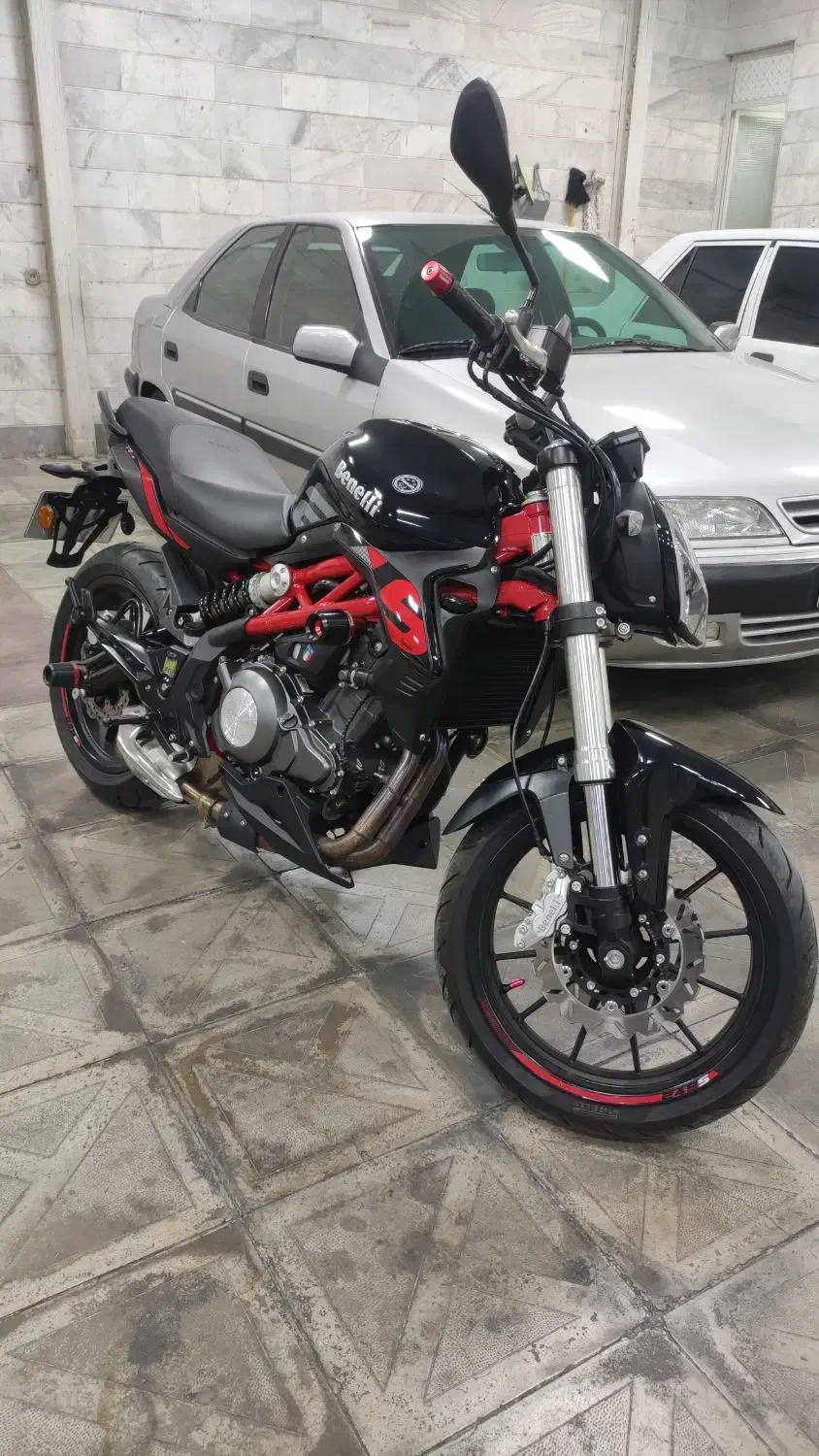 بنلی 300|موتورسیکلت|اندیشه, اندیشه فاز ۱|دیوار