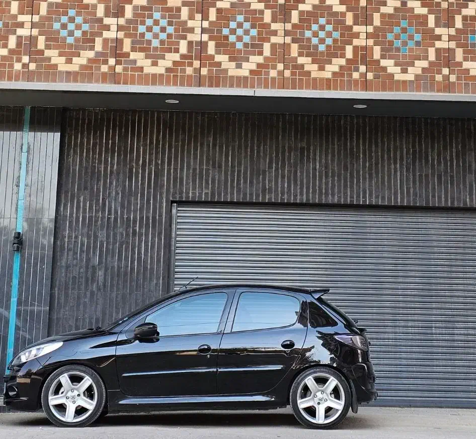 پژو ۲۰۷ مشکی|خودرو سواری و وانت|کرمان, |دیوار