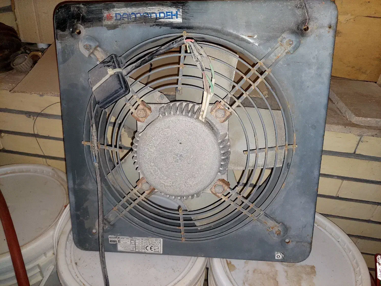 فن یا هواکش|پنکه و تصفیه‌کنندهٔ هوا|میناب, |دیوار