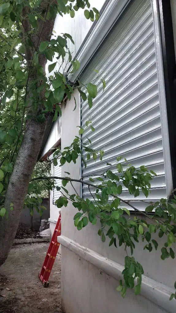 نصب وتعمیر انواع در کرکره های برقی و سنتی|خدمات پیشه و مهارت|بروجرد, |دیوار