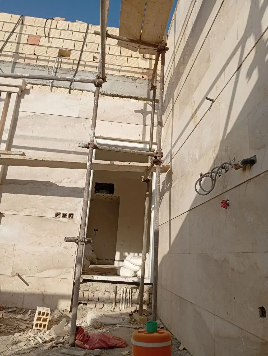 بنایی کاشی کاری سنگ کاری سیمان کاری دیوار چینی|خدمات پیشه و مهارت|گرمسار, |دیوار