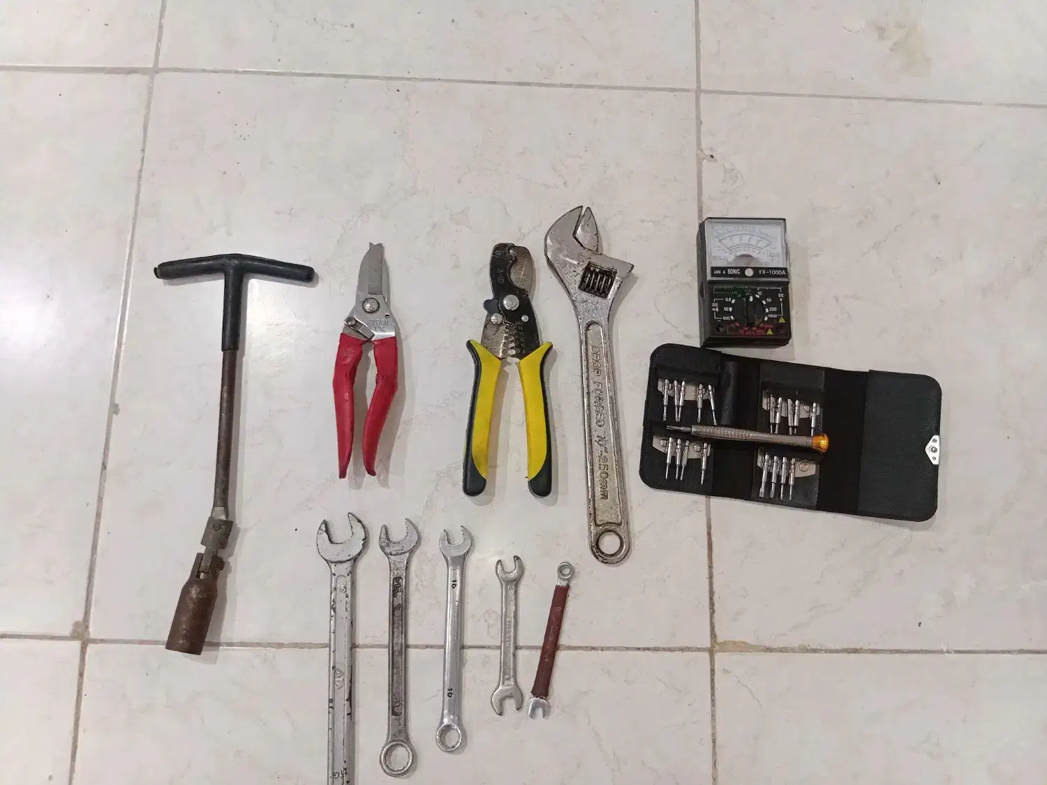 چند قلم ابزار کار|ابزارآلات|اهواز, بعثت|دیوار