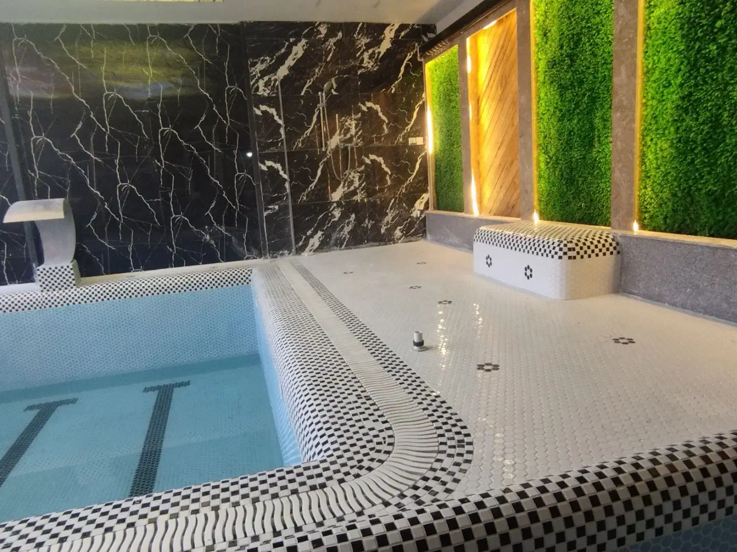 اجاره ویلا با غ استخر دار ابگرم سرپوشیده باغ یاس|اجارهٔ کوتاه‌مدت ویلا و باغ|همدان, |دیوار