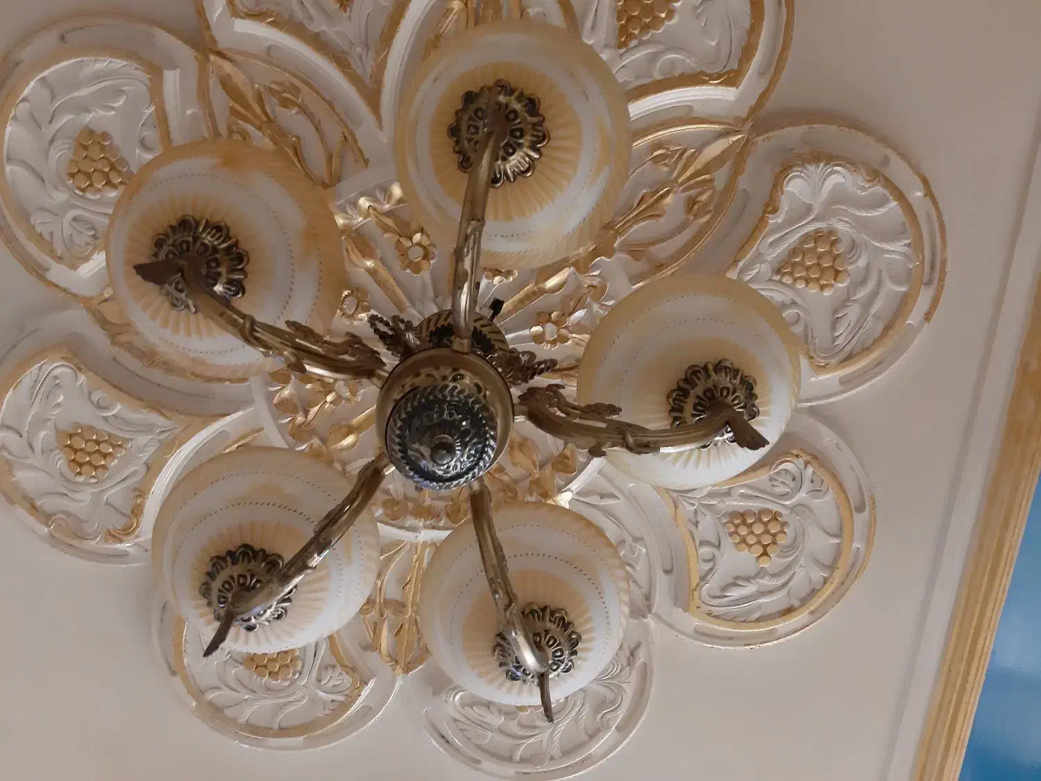 لوستر طلایی پنج شاخه|لوستر و چراغ آویز|اهواز, کمپلو جنوبی|دیوار