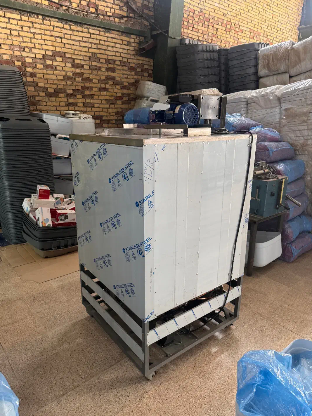 شیرسردکن لبنی دامداری نگهداری شیر سردکن سرد کن 500|ماشین‌آلات صنعتی|کرج, حسین‌آباد|دیوار