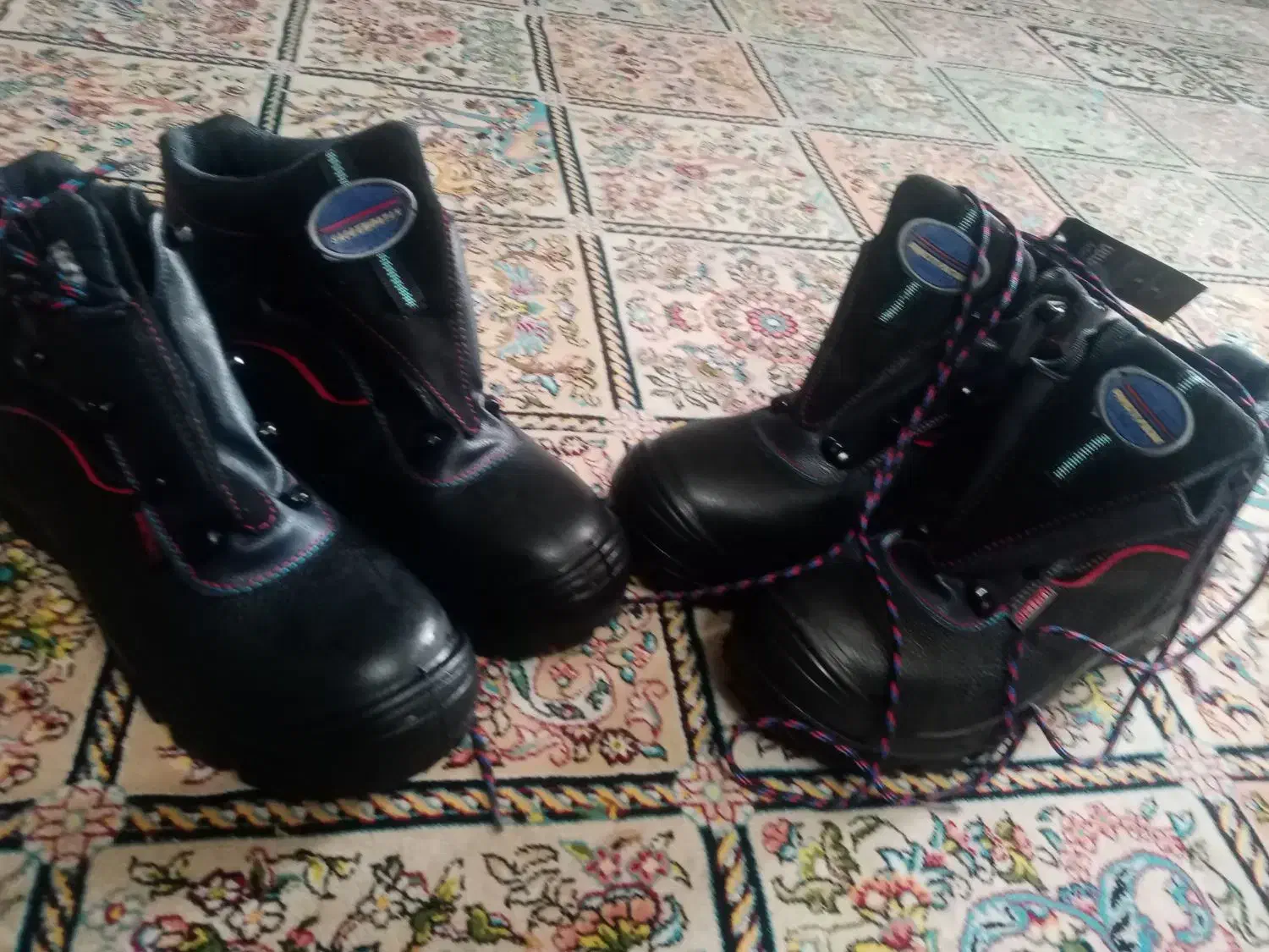 دو جفت کفش کار|کیف، کفش، کمربند|صدرا-فارس, فاز ۱|دیوار