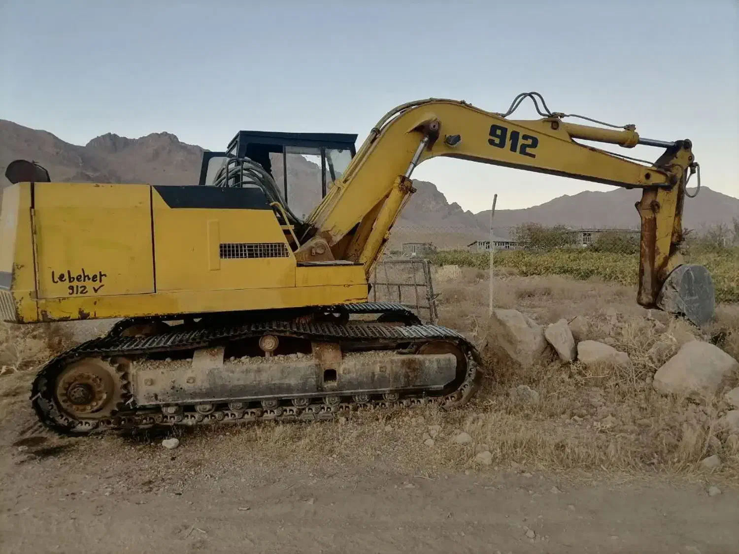 بیل مکانیکی زنجیری لیبهر 912|خودرو سنگین|شهرکرد, |دیوار