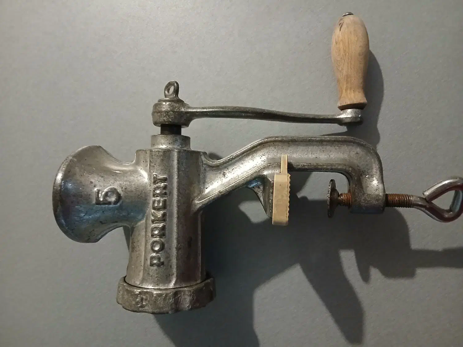 چرخ گوشت دستی|کلکسیون اشیاء عتیقه|تبریز, |دیوار