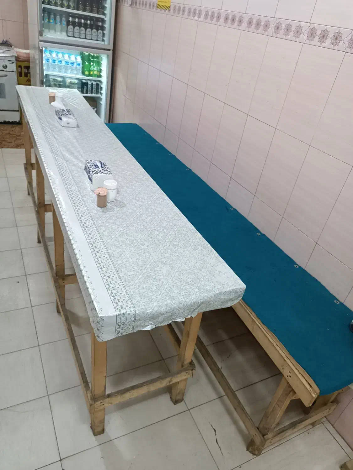 میز و نیمکت 4 عدد|صندلی و نیمکت|رودبنه, |دیوار