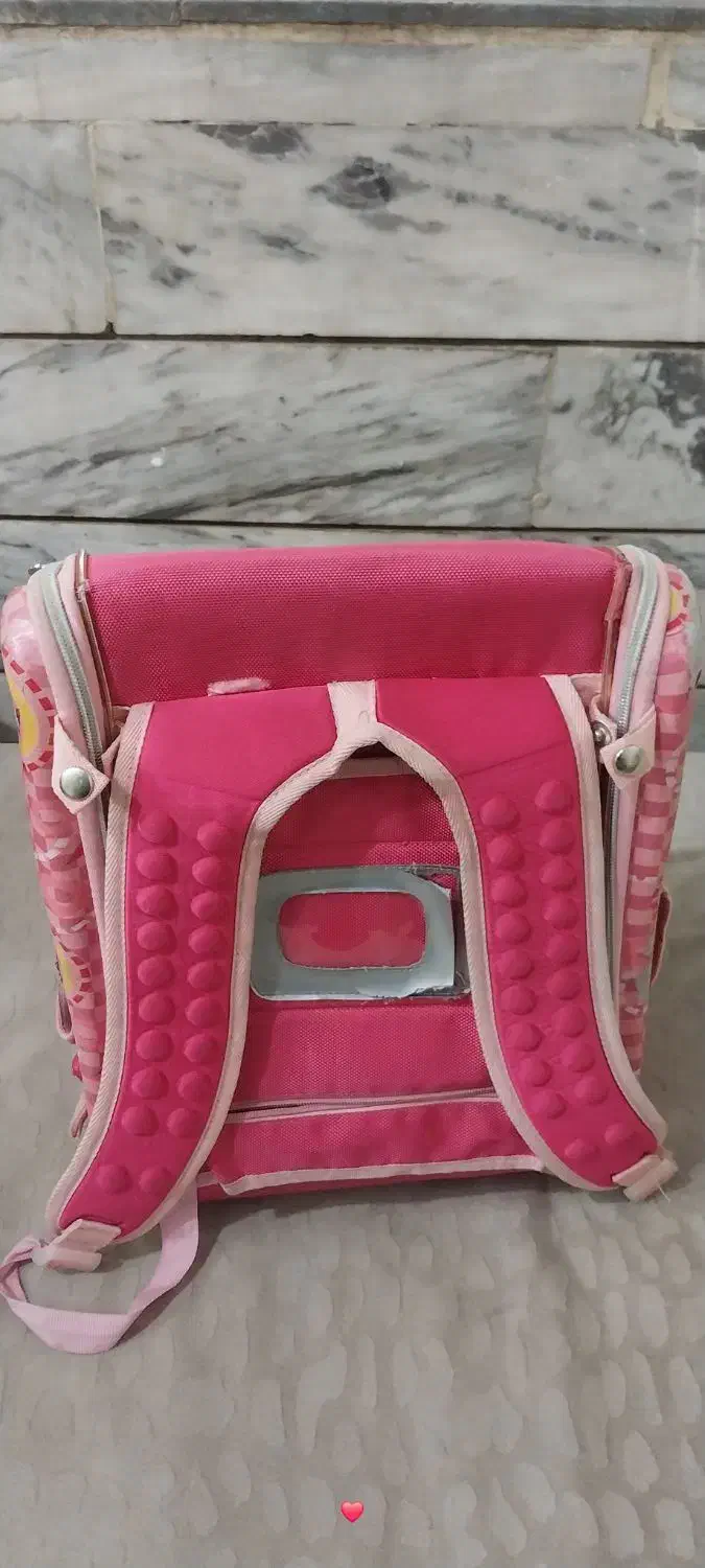 کیف کوله پشتی مدرسه خارجی اصل.|کیف، کفش، کمربند|اصفهان, باغ فدک|دیوار