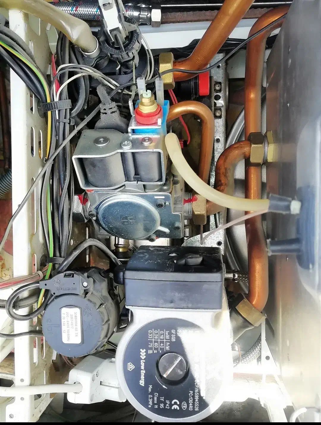 سرویس و تعمیرات پکیج و آبگرمکن و تصفیه. اسپیلت|خدمات پیشه و مهارت|شیراز, شهرک فرهنگیان|دیوار