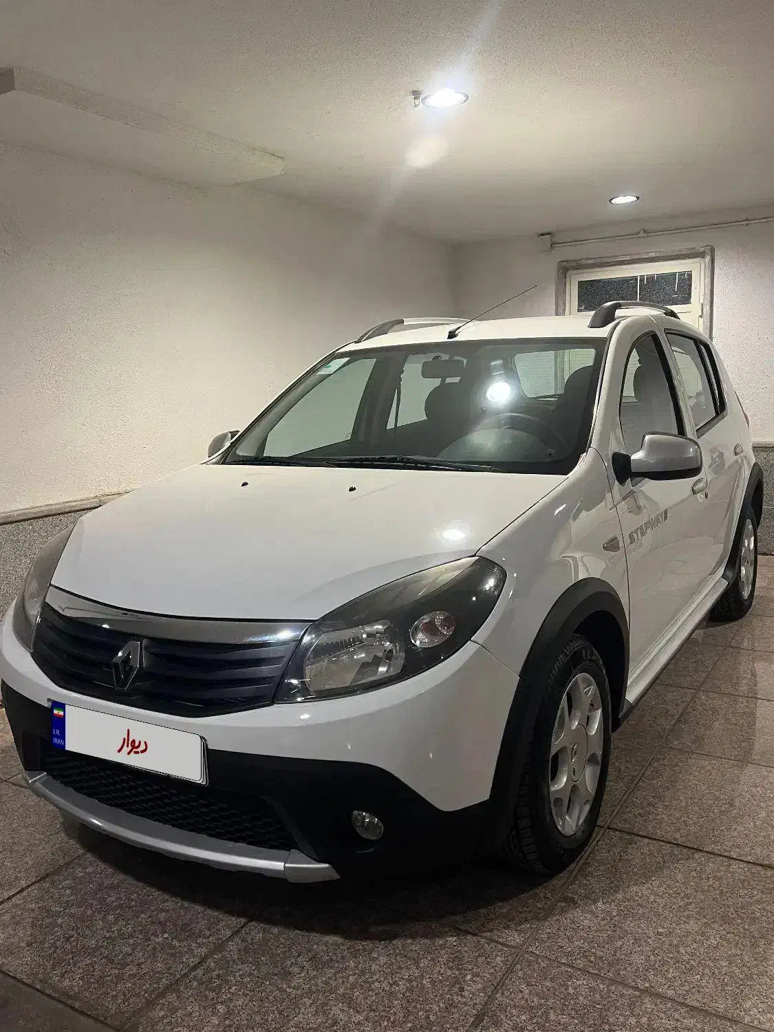 رنو ساندرو استپوی آخر ۱۳۹۶سنددست اول ۱۰۰٪ بدون رنگ|خودرو سواری و وانت|تهران, کامرانیه|دیوار