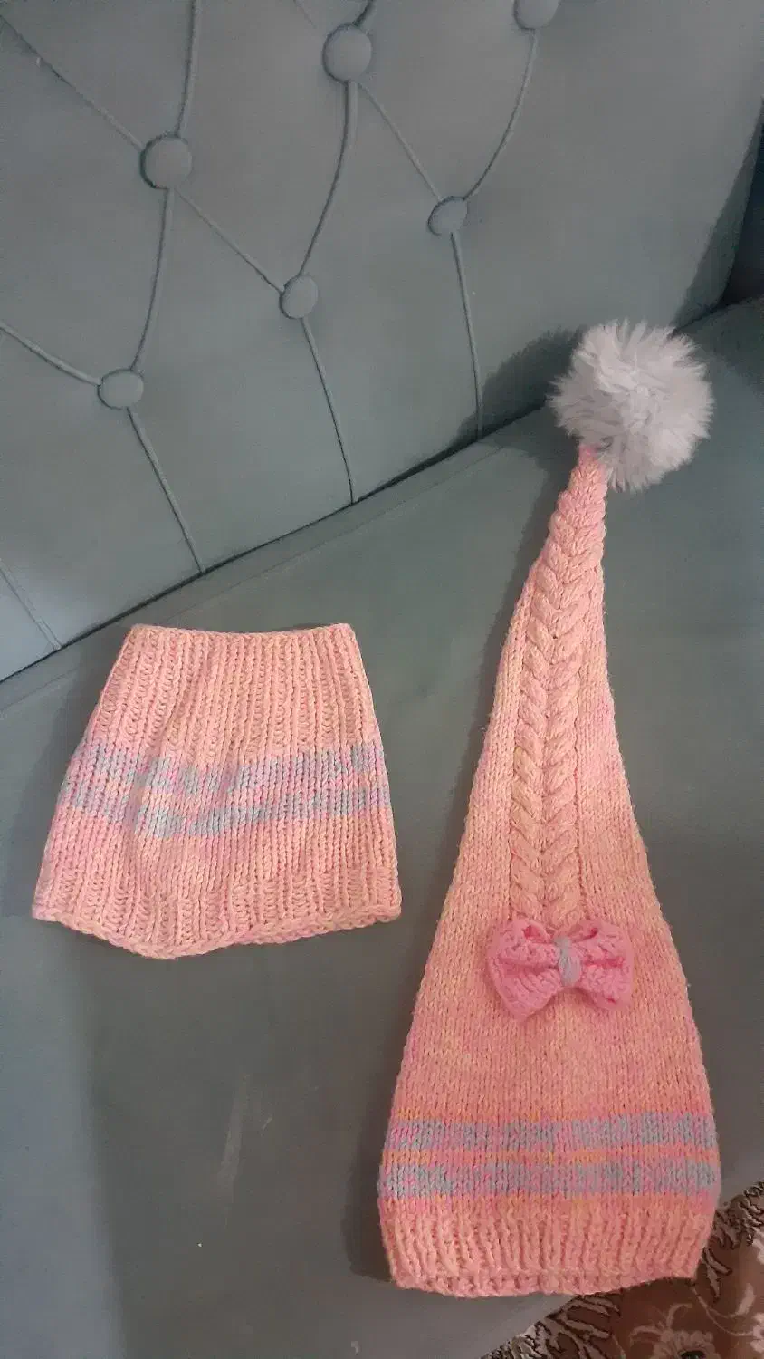 کلاه و شال گردن|لباس|ری, علایین|دیوار