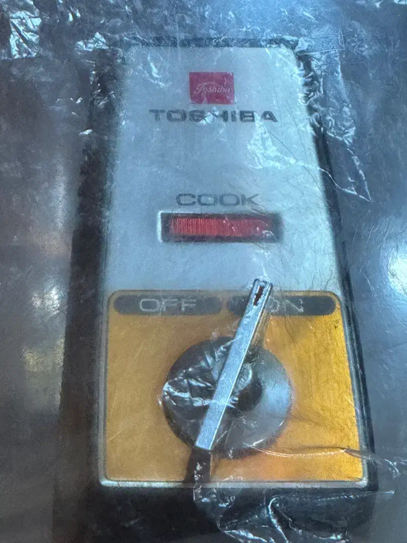 میز نهارخوری،پرده،گلدان کنارسالنی،پلوپز،لوستر|میز و صندلی غذاخوری|نوشهر, |دیوار