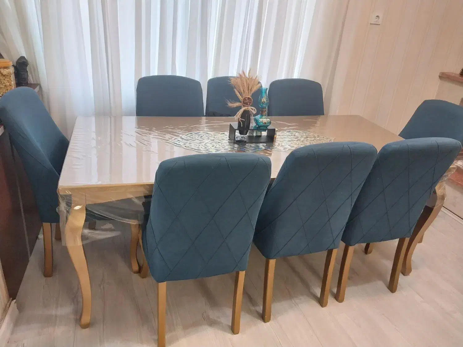 میز وصندلی غذاخوری خوری ۸ نفره و۳ عدد فرش|میز و صندلی غذاخوری|صومعهسرا, |دیوار