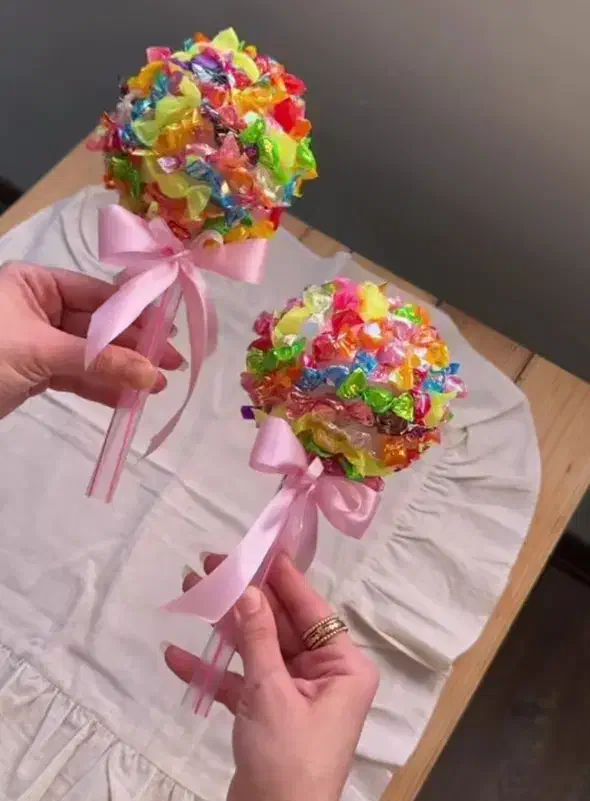 بوکت آبنبات سوپرایزی کنار کادو|گل مصنوعی|میانه, |دیوار