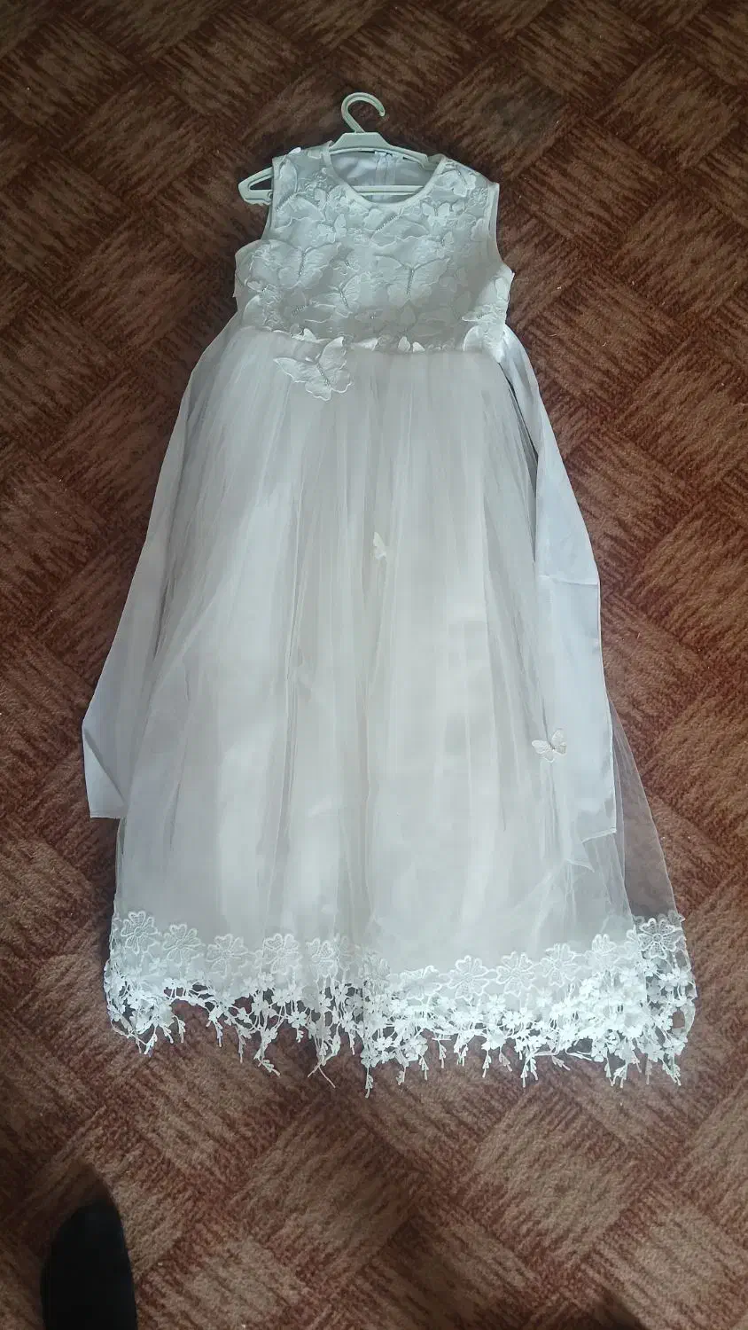 لباس عروس و یک جفت کفش|لباس|تربت‌حیدریه, باغ سلطانی|دیوار