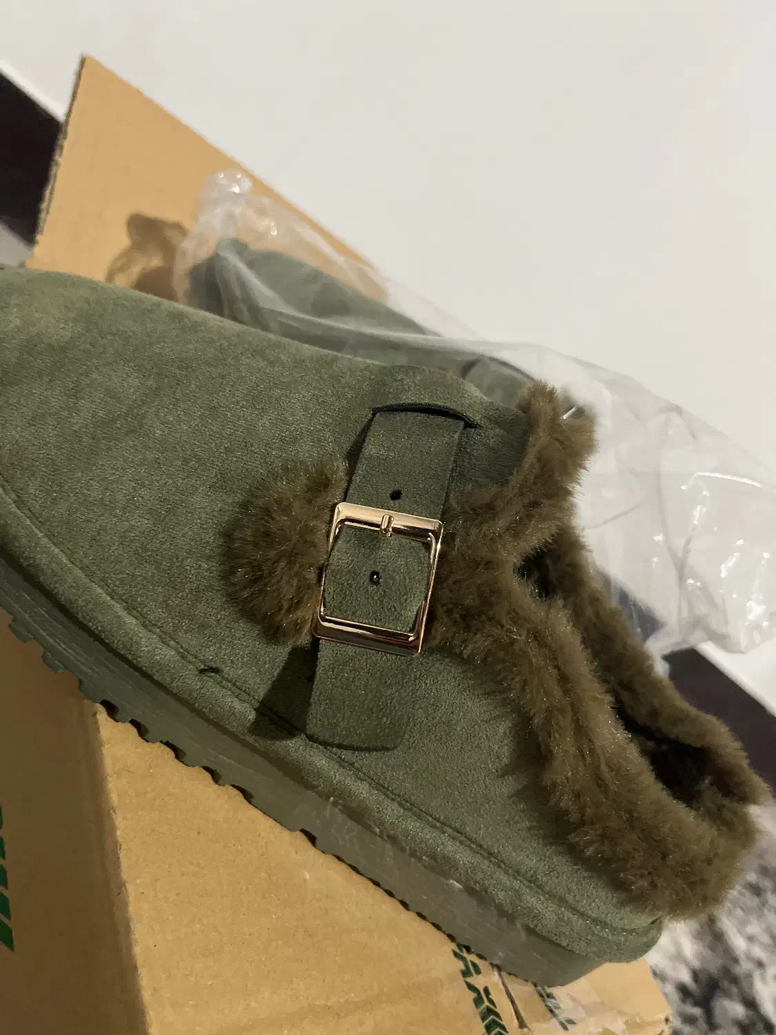 اسلیپر|کیف، کفش، کمربند|ساری, |دیوار