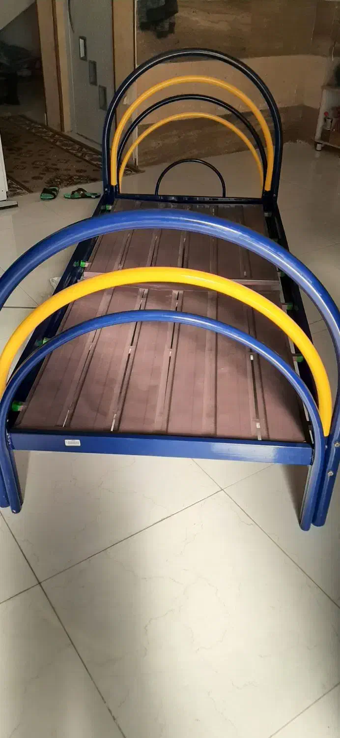 یک عدد تخت فلزی تک نفره.یک تخت فرش طبیعی ۳×۱.۳۰|تخت و سرویس خواب|اردبیل, |دیوار