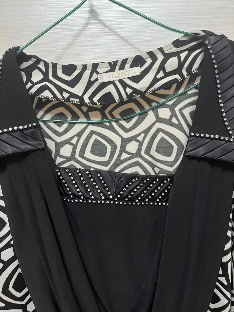 بلوز مجلسی دور یقه نگین دار|لباس|رشت, گلسار|دیوار