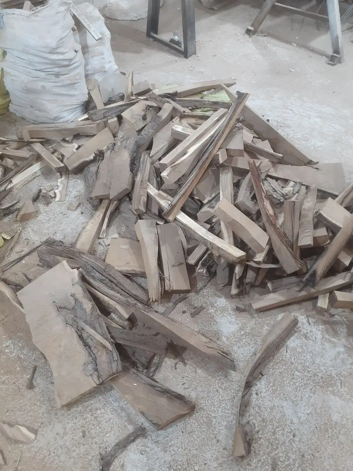 پوشال و ضایعات چوب کارگاه خراطی|حراج|سنندج, |دیوار