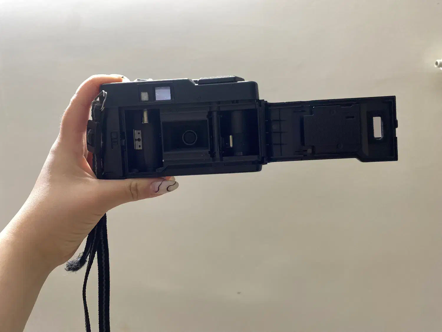 دوربین،دوربین یاشیکا،یاشیکا|دوربین عکاسی و فیلم‌برداری|تهران, آبشار تهران (دریاچه)|دیوار